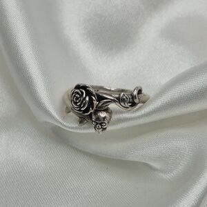 Elegant Sterling Silver Roses Head Ring. Size 6.5 Marked 925. Beautiful